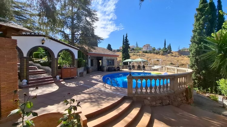 Piscina y Jardín